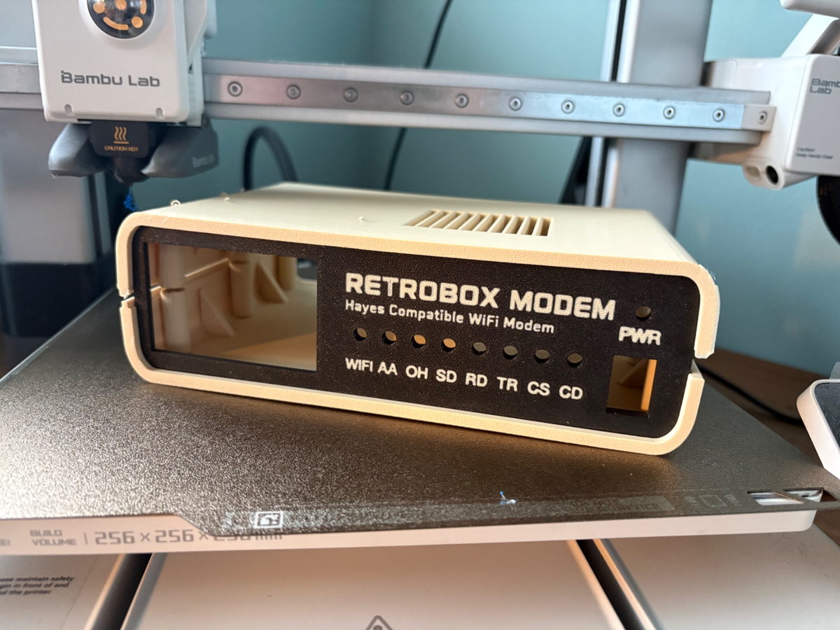 Prototipo de la carcasa de RetroBox Modem montado sobre una Bambu Lab A1.