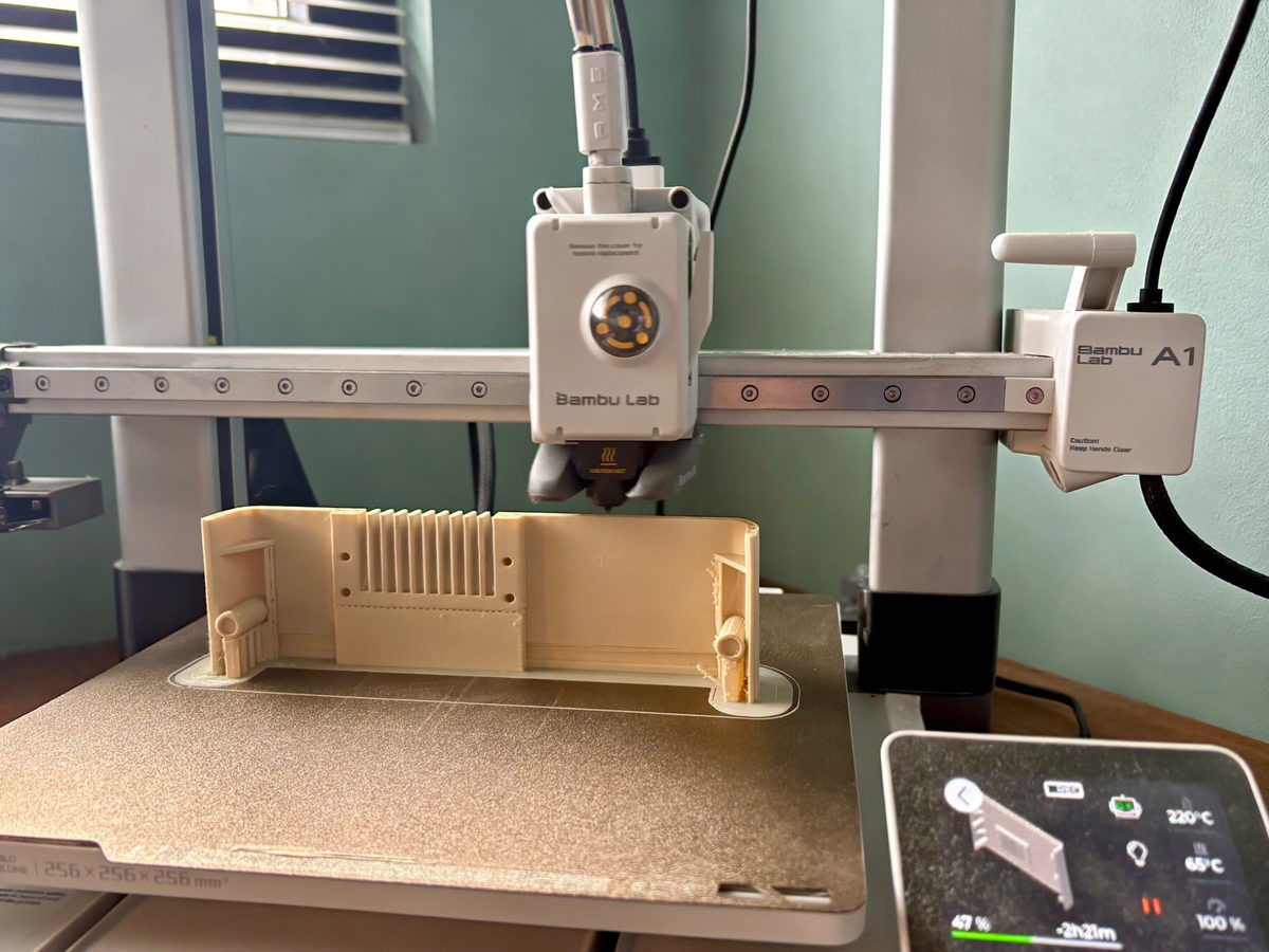 Base de la carcasa de RetroBox Modem durante una prueba de impresión en una Bambu Lab A1.