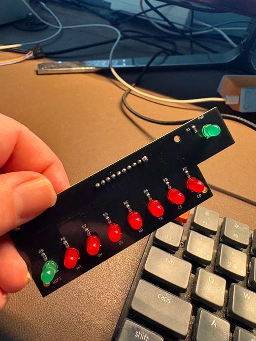 Cara frontal de la PCB de LEDs de RetroBox Modem con los indicadores de alimentación, Wi-Fi y estados del módem.