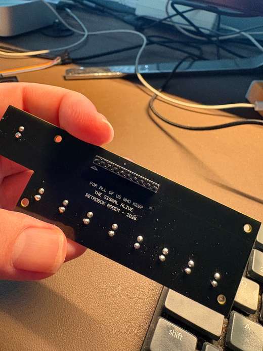 Parte trasera de la PCB de LEDs de RetroBox Modem con la dedicatoria oculta y el conector.