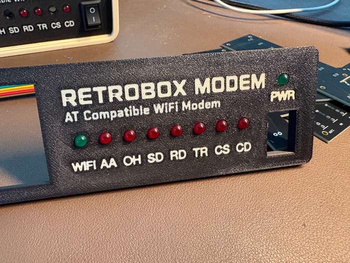 Frontal de RetroBox Modem con la nueva PCB dedicada de LEDs instalada.