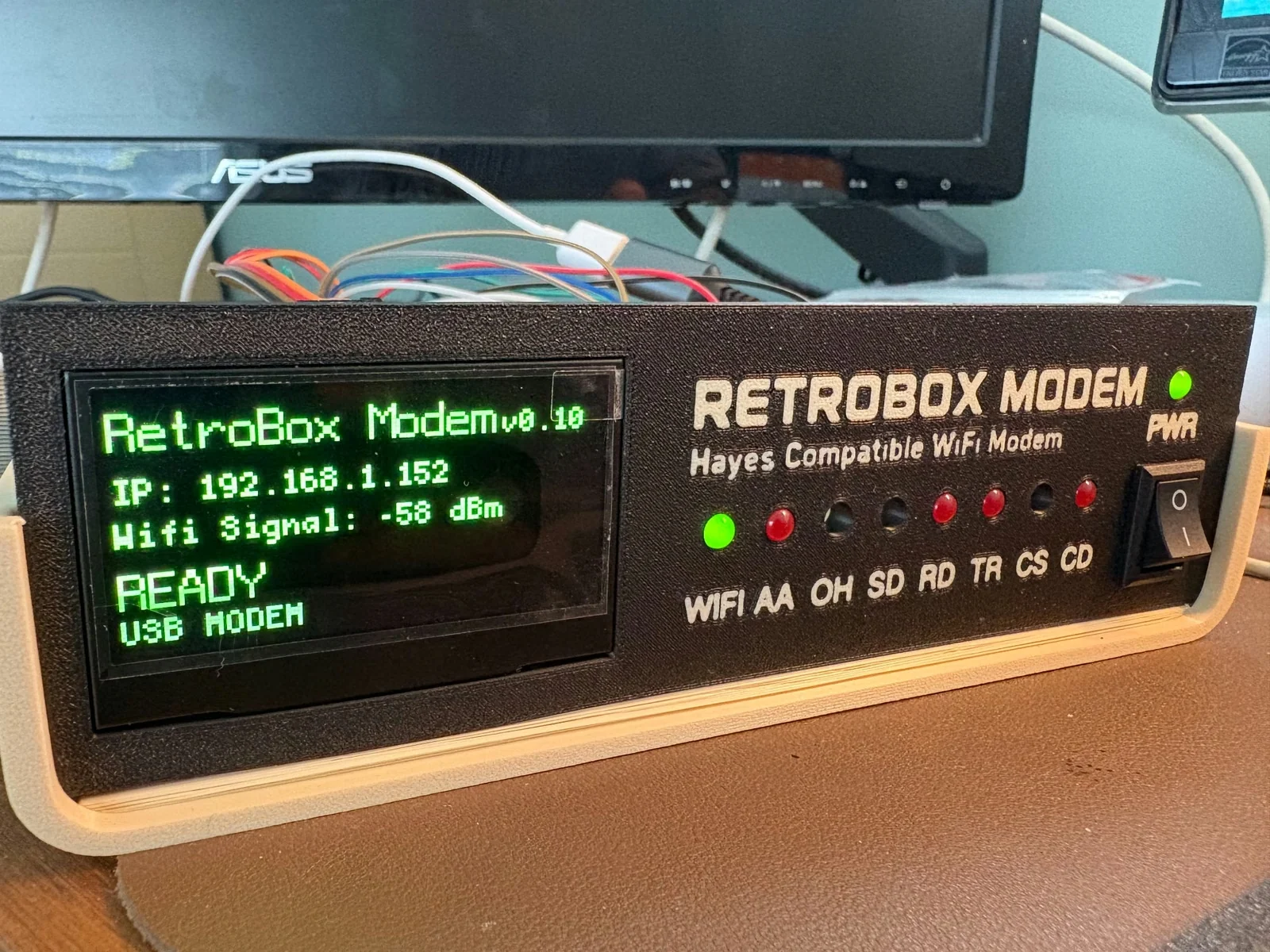 Prototipo funcional de RetroBox Modem con la pantalla OLED encendida