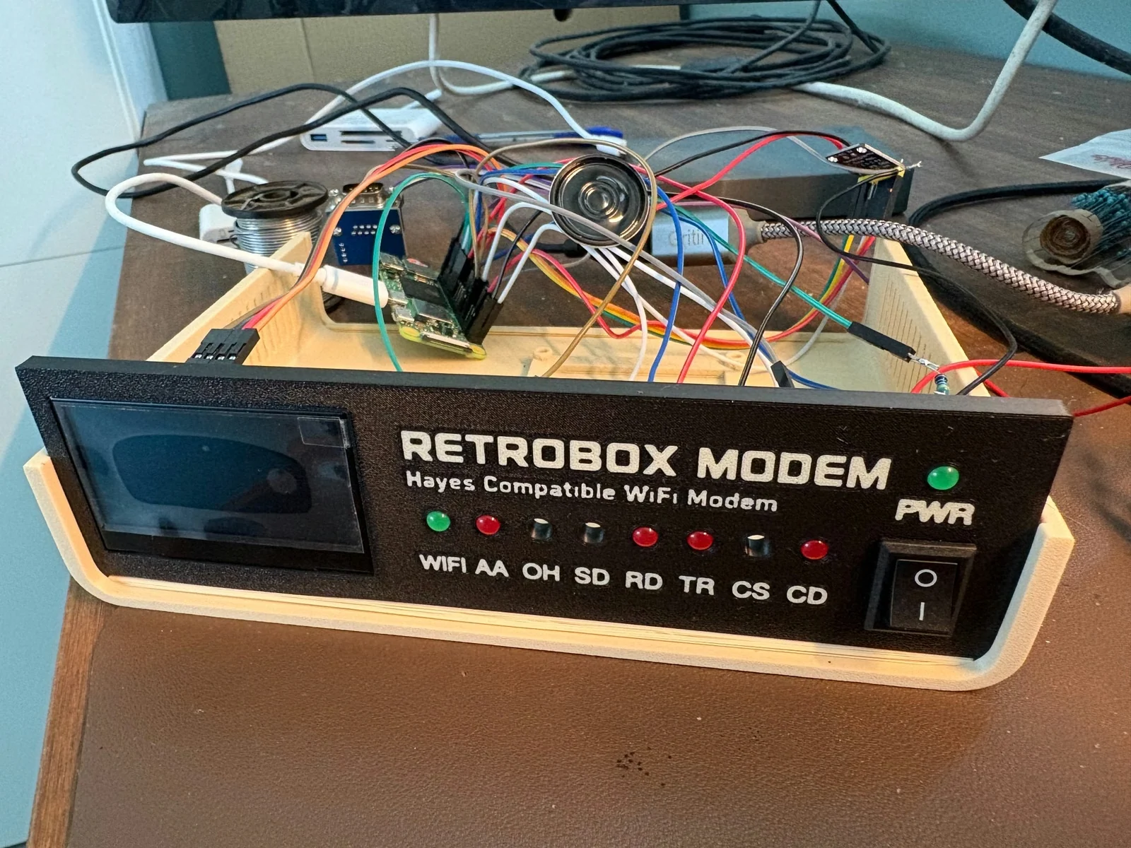 Prototipo funcional de RetroBox Modem abierto sobre la mesa durante el desarrollo