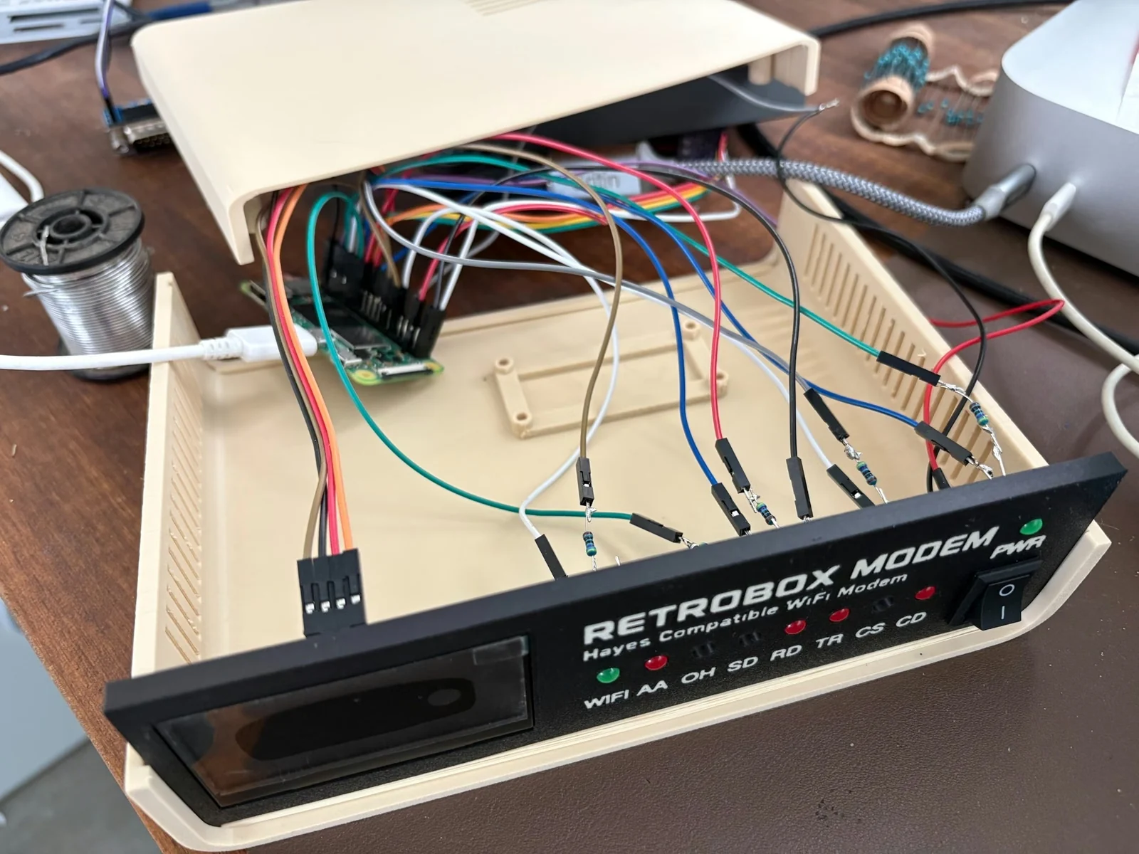 Montaje de RetroBox Modem con cableado interno durante el desarrollo