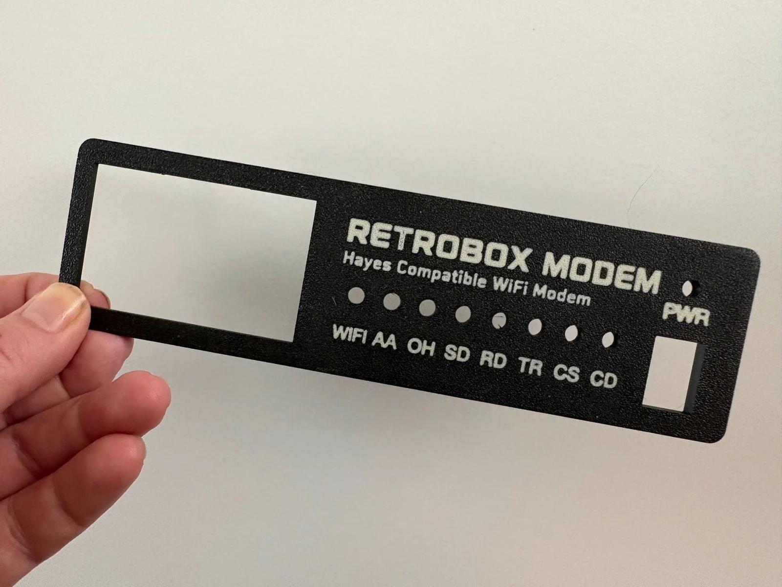 Frontal impreso en 3D de RetroBox Modem sostenido en la mano